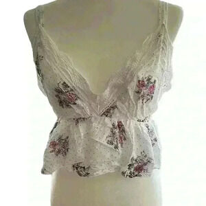 NWT Francesca’s White Floral Crop Top/ Blouse Size Medium